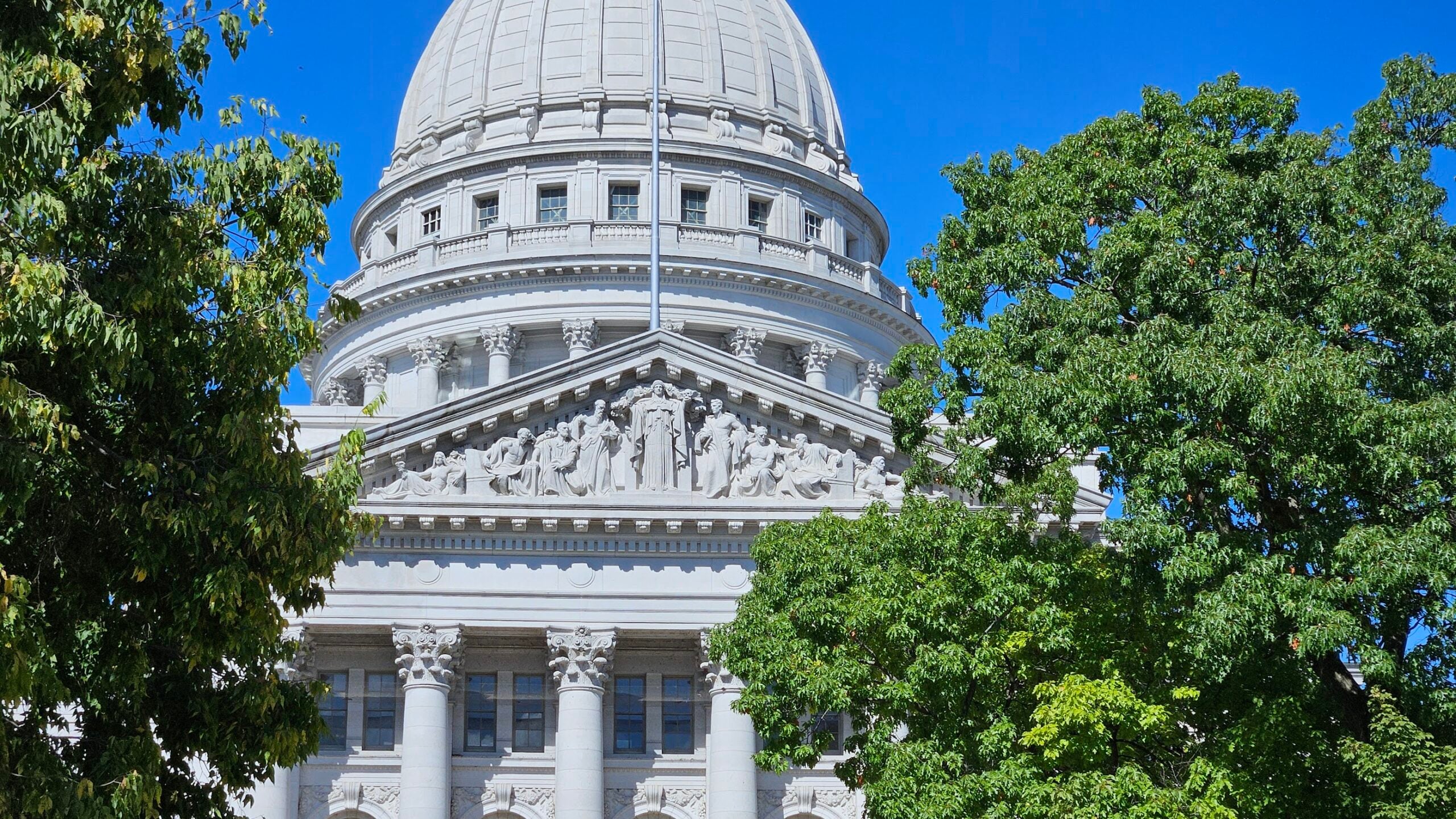 Photo of Wisconsin Capitol building.